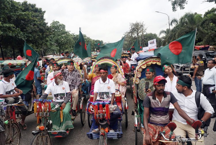 রিকশা র‍্যালিতে উপদেষ্টা শারমীন এস মুরশিদ ও উপদেষ্টা ফরিদা আখতারও অংশ নেন। ছবি: আজকের পত্রিকা