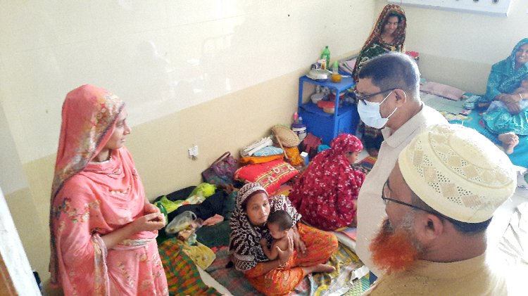 ঝিনাইদহের কালীগঞ্জ উপজেলা স্বাস্থ্য কমপ্লেক্স হঠাৎ পরিদর্শন করেন স্বাস্থ্য ও পরিবার কল্যাণমন্ত্রী সরদার মো. সাখাওয়াত হোসেন। ছবি: আজকের পত্রিকা
