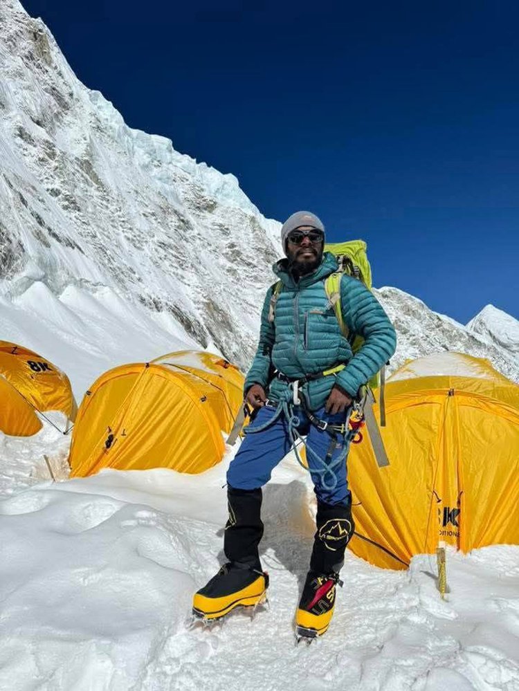 বাংলাদেশ, ভারত ও নেপালের ১ হাজার ৩০০ কিলোমিটারের দুর্গম পথ অতিক্রম করে ২৯ হাজার ৩১ ফুট উচ্চতার এভারেস্ট চূড়া সামিট করেন শাকিল। পুরোনো ছবি। সংগৃহীত
