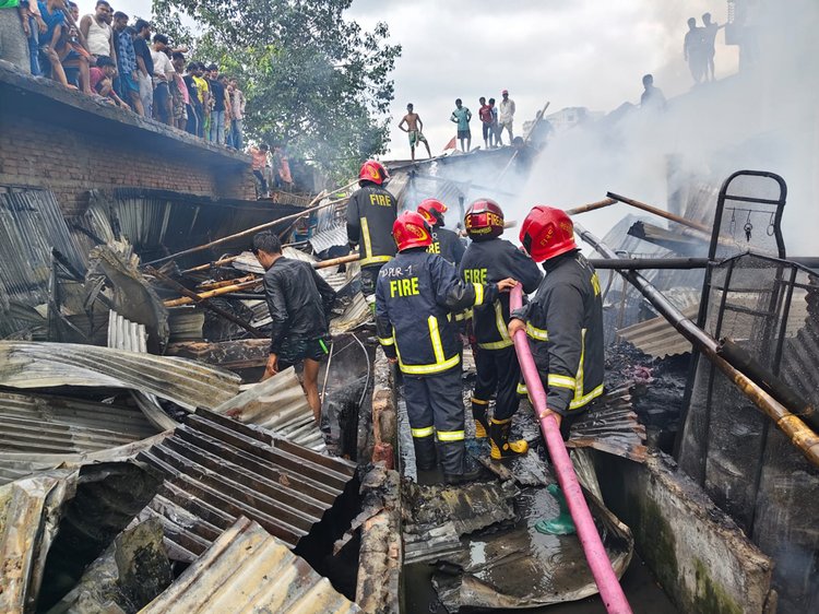 আগুন নিয়ন্ত্রণে কাজ করছে ফায়ার সার্ভিস। ছবি: আজকের পত্রিকা