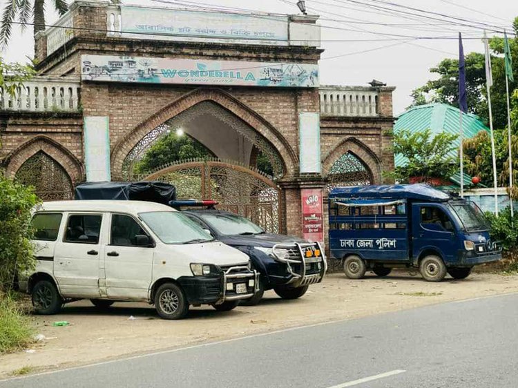 সাবেক অতিরিক্ত আইজিপি শামসুদ্দোহাকে আটক করতে বাড়ির বাইরে পুলিশের গাড়ি অপেক্ষা করতে দেখা যায়। ছবি: সংগৃহীত