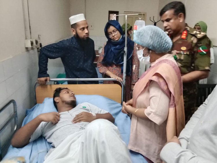 উপদেষ্টা শারমীন এস মুরশিদ গণঅধিকার পরিষদের আহত সদস্যদের দেখতে ঢামেকে যান। ছবি: সংগৃহীত