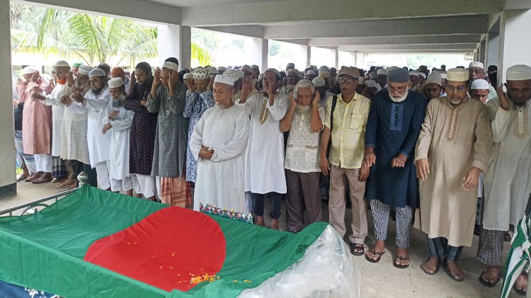বাউফল উপজেলার কাছিপাড়া ইউনিয়নের কারখানা মাধ্যমিক বিদ্যালয় প্রাঙ্গণে বীর মুক্তিযোদ্ধা শাহাবুদ্দিন আহম্মেদের জানাজা অনুষ্ঠিত হয়। ছবি: আজকের পত্রিকা