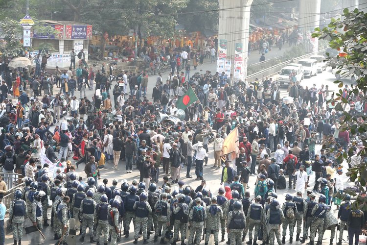 পিলখানা হত্যাকাণ্ডের পুনঃতদন্ত ও ‘অন্যায়ভাবে’ চাকরিচ্যুত বিডিআর সদস্যদের পুনর্বহালের দাবিতে রাজধানীর শাহবাগ মোড় অবরোধ। ছবি: আজকের পত্রিকা