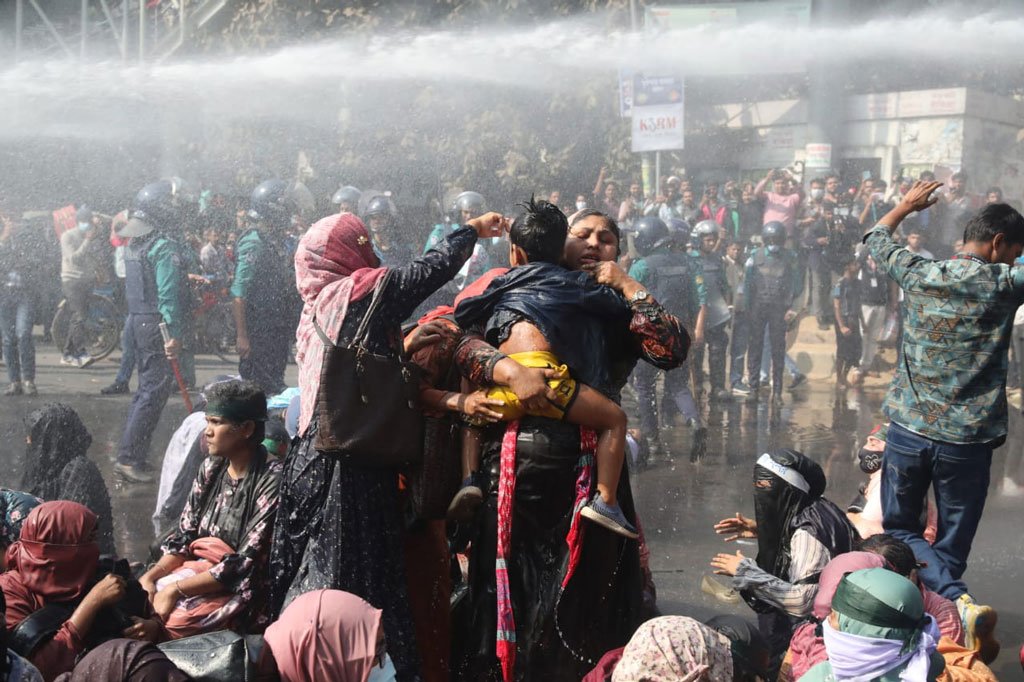 শাহবাগে বিক্ষোভকারীদের লাঠিপেটা, টিয়ার শেল ও জলকামানের পানি নিক্ষেপ