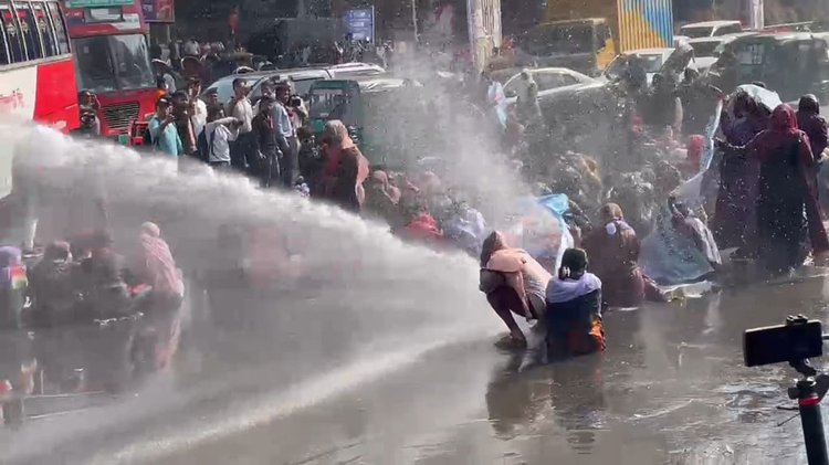 লাঠিপেটা ও জলকামানের পানি ছিটিয়ে এনটিআরসিএ নিবন্ধিত নিয়োগ প্রত্যাশী এবং সুপারিশপ্রাপ্ত প্রাথমিকের শিক্ষকদের ছত্রভঙ্গ করে পুলিশ। ছবি: হাসান রাজা