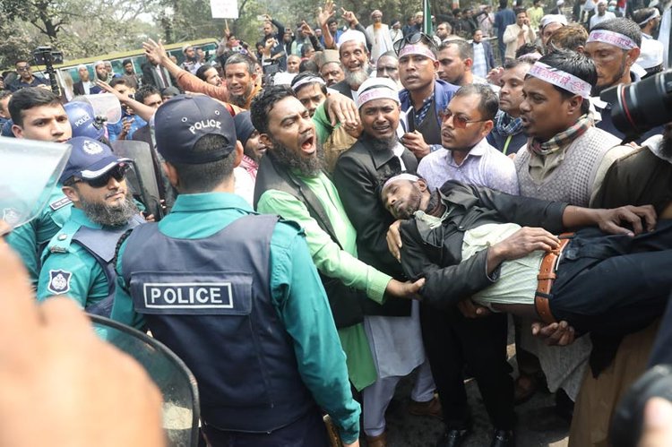 রাজধানীর শাহবাগে চাকরি জাতীয়করণের দাবিতে অবস্থান নেওয়া স্বতন্ত্র ইবতেদায়ি মাদ্রাসা শিক্ষকদের লাঠিপেটা করেছে পুলিশ। ছবি: জাহিদুল ইসলাম