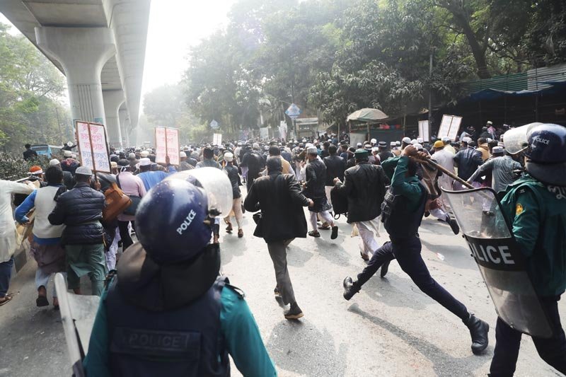 শাহবাগে ইবতেদায়ি মাদ্রাসা শিক্ষকদের লাঠিপেটা, জলকামান ব্যবহার