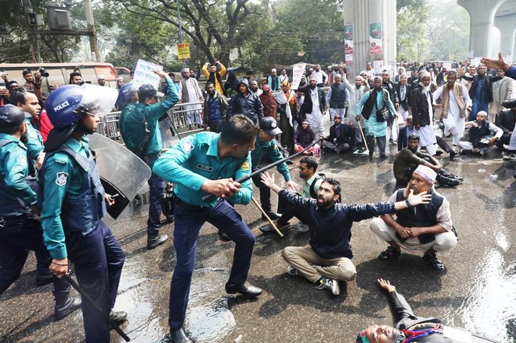 রাজধানীর শাহবাগে চাকরি জাতীয়করণের দাবিতে অবস্থান নেওয়া স্বতন্ত্র ইবতেদায়ি মাদ্রাসা শিক্ষকদের লাঠিপেটা করেছে পুলিশ। ছবি: জাহিদুল ইসলাম