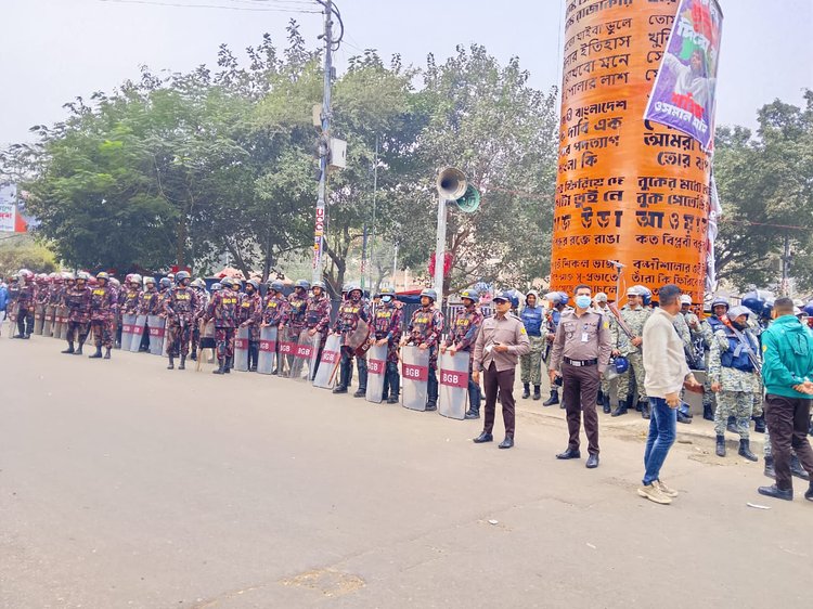 তারেক রহমানের নিরাপত্তার জন্য আইনশৃঙ্খলা বাহিনী শাহবাগে অবস্থান নিয়েছে। ছবি: আজকের পত্রিকা।