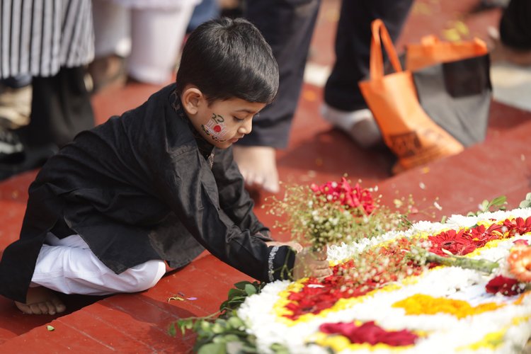 ভাষা শহীদদের ইতিহাস শিখছে শিশুরা। ছবি: আজকের পত্রিকা