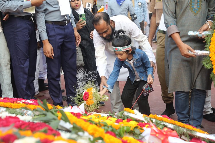 জনতার ঢল নেমেছে রাজধানীর কেন্দ্রীয় শহীদ মিনারে। ছবি: জাহিদুল ইসলাম