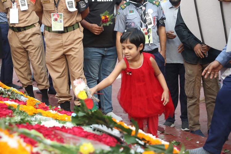 ভাষা শহীদদের ইতিহাস শিখছে শিশুরা। ছবি: আজকের পত্রিকা