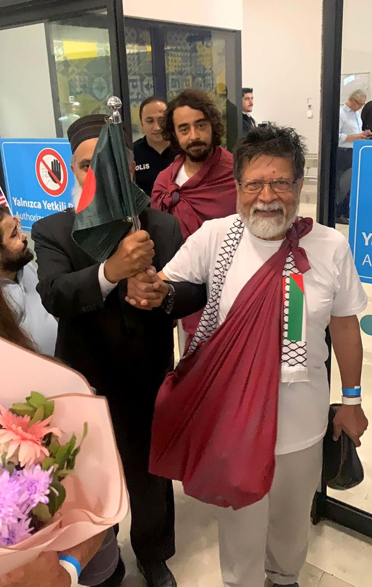 আলোকচিত্রী শহিদুল আলম ইসরায়েলের কারাগার থেকে মুক্ত হয়ে এখন তুরস্কে। ছবি: প্রধান উপদেষ্টার প্রেস উইং