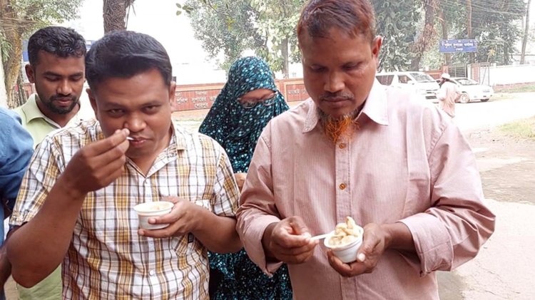 জিআই স্বীকৃতি পাওয়ার পর শেরপুরে জেলা প্রশাসকের কার্যালয়ের সামনে ছানার পায়েস বিতরণ করা হয়। ছবি: আজকের পত্রিকা