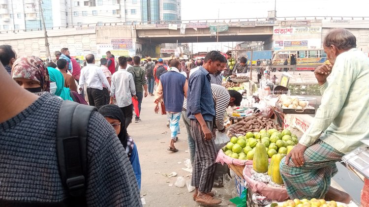 সেতুর দুই পাশে হকারদের অবস্থানের কারণে পথচারীদের চলাচল ব্যাহত হচ্ছে। ছবি: আজকের পত্রিকা