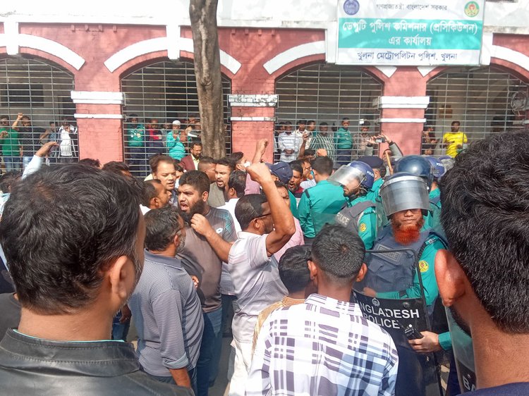 আদালত প্রাঙ্গণে বিক্ষুব্ধ লোকজনের বিক্ষোভ। ছবি: আজকের পত্রিকা
