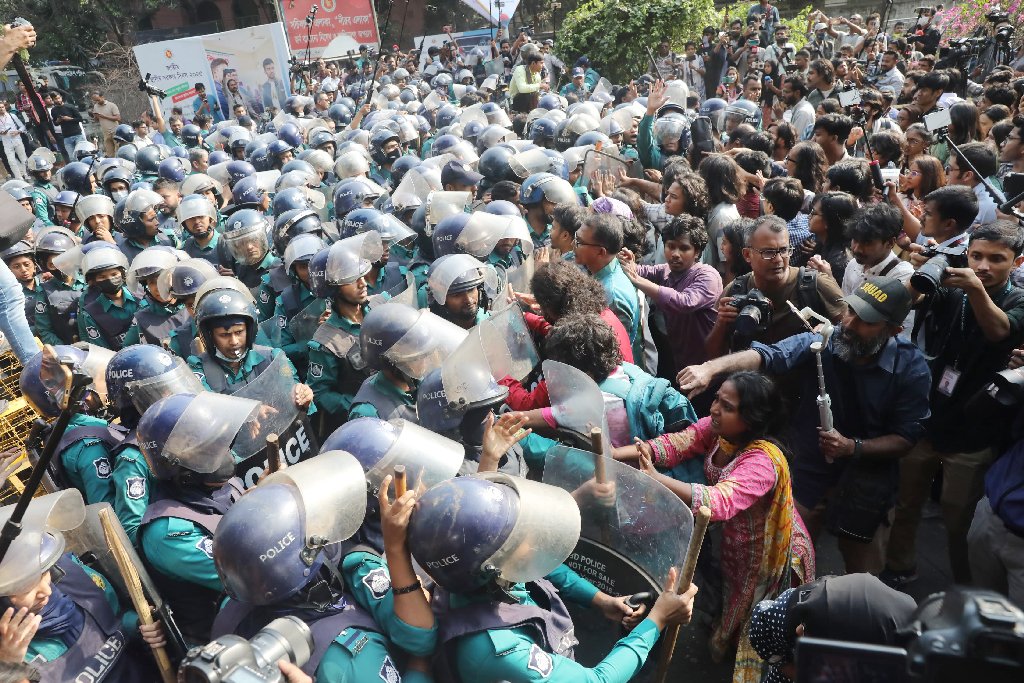 স্বরাষ্ট্র উপদেষ্টার পদত্যাগ দাবিতে পদযাত্রা, শিক্ষা ভবনের সামনে আটকে দিল পুলিশ