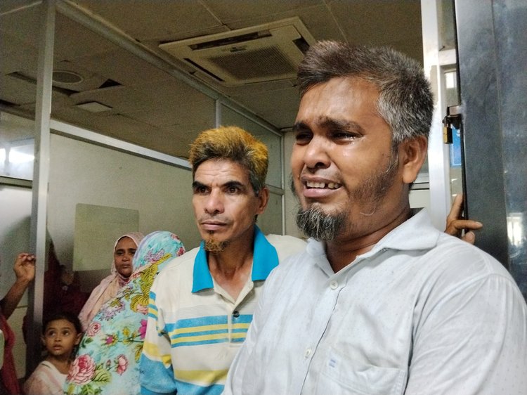 হাসপাতালে জাহাজ ভাঙা কারাখানায় বিস্ফোরণে হতাহতদের স্বজনদের আহাজারি। ছবি: আজকের পত্রিকা
