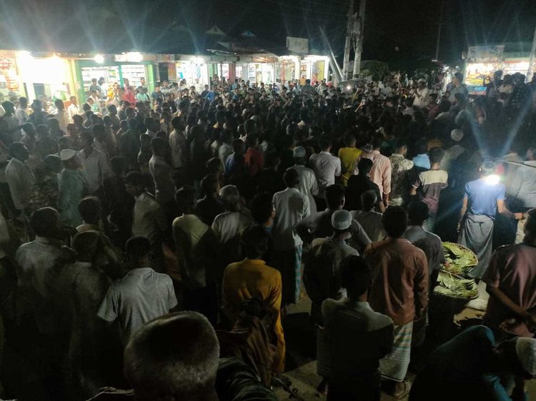 পথসভায় বক্তব্য দেন সাবেক ছাত্রদল নেতা শাহনেওয়াজ। ছবি: আজকের পত্রিকা