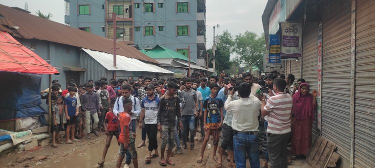 গাজীপুরে শ্রীপুর শ্রমিক বিক্ষোভকে কেন্দ্র করে রণক্ষেত্র হয়ে ওঠে। ছবি: আজকের পত্রিকা