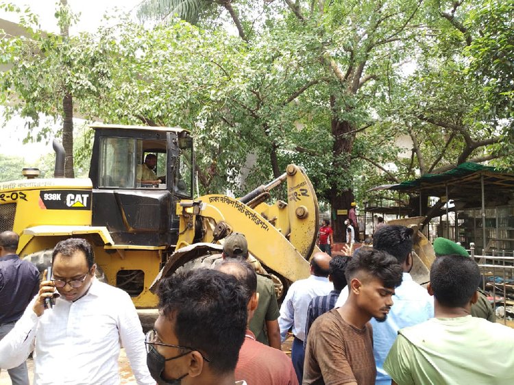 বৃহস্পতিবার সকাল থেকে এ উচ্ছেদ অভিযান শুরু হয়। ছবি: আজকের পত্রিকা