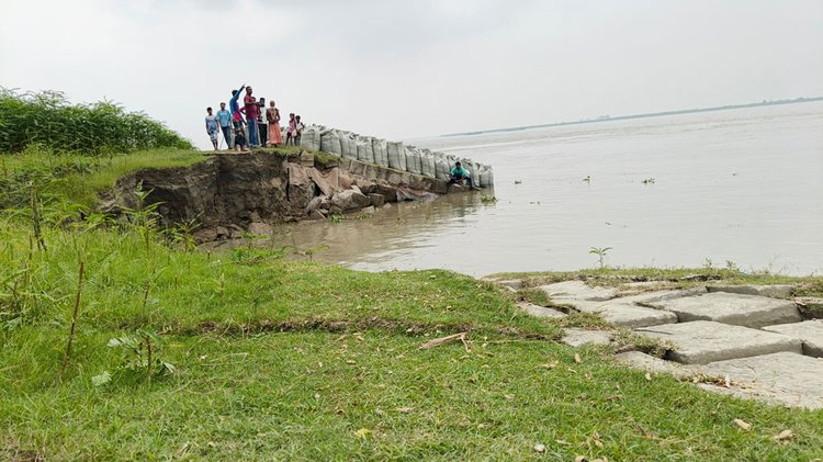ভাঙন রোধে ক্ষতিগ্রস্ত এলাকায় জিও ব্যাগ ফেলার কাজ শুরু করেছে পানি উন্নয়ন বোর্ড । ছবি: আজকের পত্রিকা
