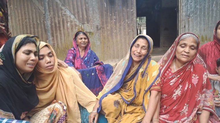 নিহত সজিব সরদারের স্বজনদের আহাজারি। ছবি: আজকের পত্রিকা