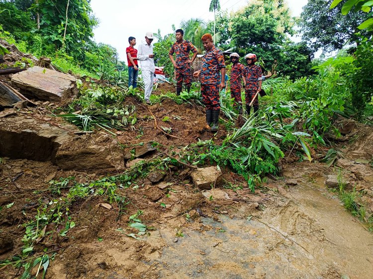 সাজেক-বাঘাইহাট সড়কের অন্তত তিনটি স্থানে পাহাড় ধসে পড়েছে। দীঘিনালা থেকে ফায়ার সার্ভিসের সদস্যরা এসে মাটি সরানোর কাজ শুরু করে। ছবি: আজকের পত্রিকা