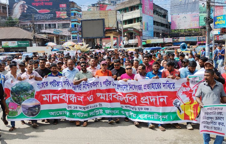 আজ সকাল ১১টায় খাগড়াছড়ি শহরের শাপলা চত্বরে পর্যটনসংশ্লিষ্ট ব্যক্তি ও স্থানীয় ব্যবসায়ীদের উদ্যোগে মানববন্ধন অনুষ্ঠিত হয়। ছবি: আজকের পত্রিকা