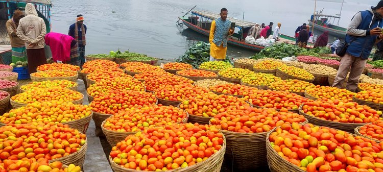 শীতলক্ষ্যা নদীর তীরে বসা বরমী বাজার ঘাট। ছবি: আজকের পত্রিকা