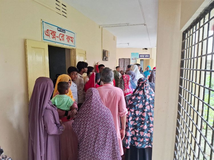 টাঙ্গাইলের সখীপুরের জেলখানা মোড় এলাকায় স্বামীর ছুরিকাঘাতে নিহত নারীর লাশ উপজেলা স্বাস্থ্য কমপ্লেক্সে নেওয়া হয়। খবর পেয়ে তাঁর স্বজনেরা সেখানে ভিড় করেন। ছবি: আজকের পত্রিকা