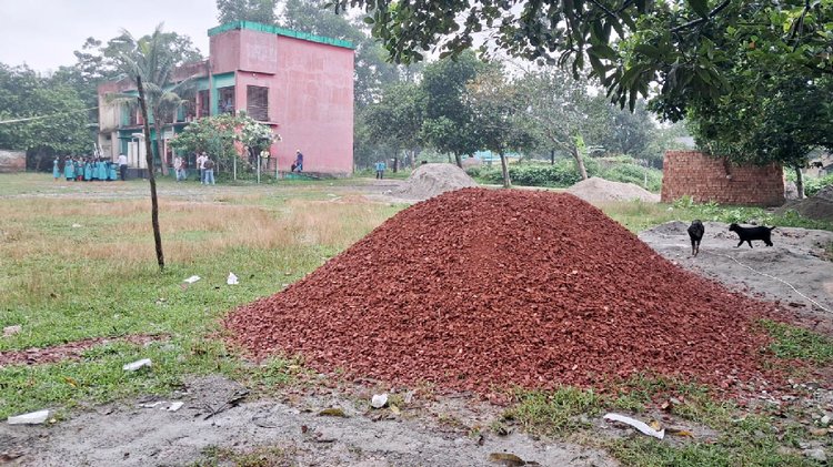 আলমা ফিট ইন্ডাস্ট্রির প্রাচীর নির্মাণকাজের জন্য স্কুলমাঠ ভাড়া নিয়ে রাখা হচ্ছে নির্মাণসামগ্রী। ছবি: আজকের পত্রিকা