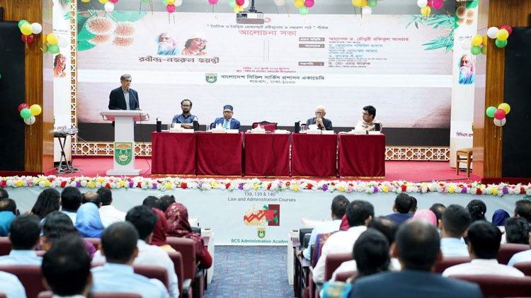 রবীন্দ্র-নজরুল জয়ন্তী উদ্‌যাপন উপলক্ষে আলোচনা সভায় বক্তব্য দেন শিক্ষা উপদেষ্টা সি আর আবরার। ছবি: আজকের পত্রিকা