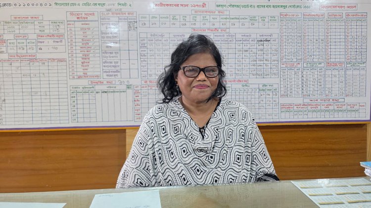 দেশ সেরা প্রধান শিক্ষক সোনারগাঁর ভট্টপুর মডেল সরকারি প্রাথমিক বিদ্যালয়ের বি. আর. বিলকিস। ছবি: আজকের পত্রিকা