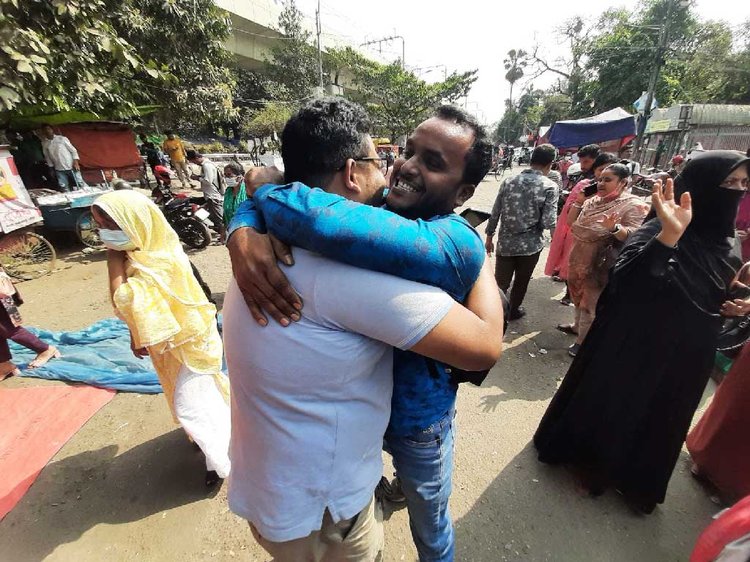 আন্দোলন প্রত্যাহার করে সানন্দে রাজধানী ছাড়ছেন প্রাথমিকের ৬৫৩১ শিক্ষক। ছবি: আজকের পত্রিকা