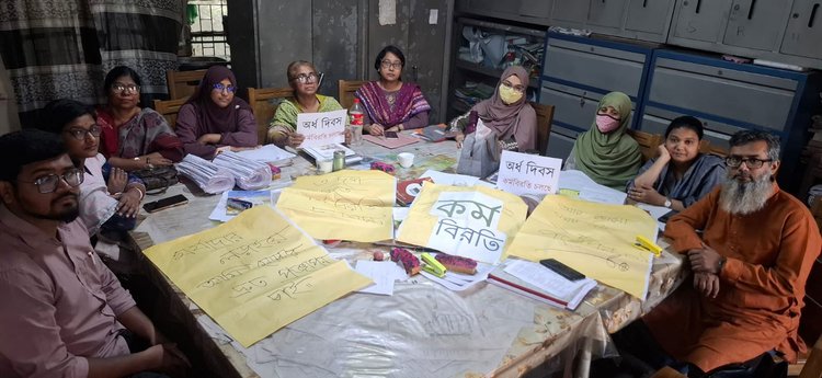 তিন দাবিতে তিন দিনের কর্মবিরতি শুরু করেছেন প্রাথমিক বিদ্যালয়ের সহকারী শিক্ষকেরা। ছবি: আজকের পত্রিকা