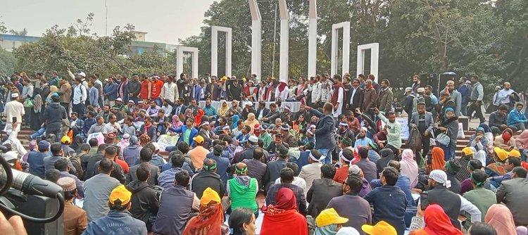 সরকারি প্রাথমিক বিদ্যালয়ের সহকারী শিক্ষকেরা তিন দফা দাবিতে শনিবার থেকে কেন্দ্রীয় শহীদ মিনারে ‘লাগাতার’ অবস্থান কর্মসূচি পালন করবেন। ছবি: আজকের পত্রিকা