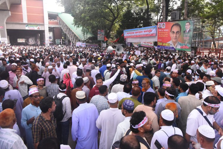 জাতীয় প্রেসক্লাবের সামনে এমপিওভুক্ত শিক্ষক-কর্মচারীদের অবস্থান কর্মসূচি। ছবি: আজকের পত্রিকা