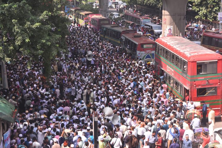 জাতীয় প্রেসক্লাবের সামনে এমপিওভুক্ত শিক্ষক-কর্মচারীদের অবস্থান কর্মসূচি। ছবি: আজকের পত্রিকা।