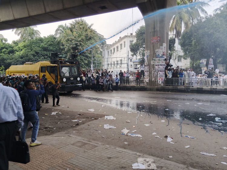 জাতীয় প্রেসক্লাবের সামনে এমপিওভুক্ত শিক্ষক-কর্মচারীদের অবস্থান কর্মসূচি। ছবি: আজকের পত্রিকা।