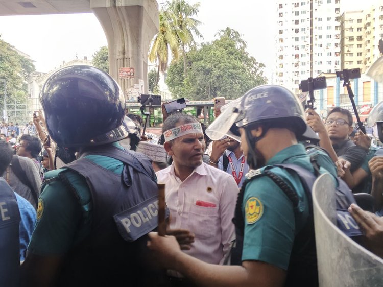 জাতীয় প্রেসক্লাবের সামনে এমপিওভুক্ত শিক্ষক-কর্মচারীদের অবস্থান কর্মসূচি। ছবি: আজকের পত্রিকা