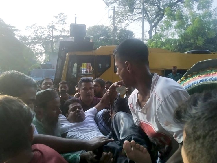 সরকারি প্রাথমিক বিদ্যালয়ের সহকারী শিক্ষকদের অবস্থান কর্মসূচিতে পুলিশের বাধায় আহত শিক্ষকেরা। ছবি: আজকের পত্রিকা