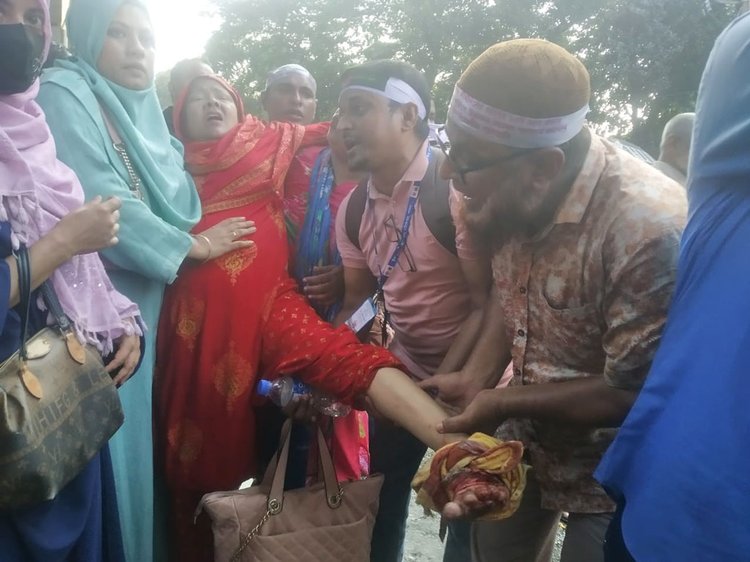 সরকারি প্রাথমিক বিদ্যালয়ের সহকারী শিক্ষকদের অবস্থান কর্মসূচিতে পুলিশের বাধায় আহত শিক্ষকেরা। ছবি: আজকের পত্রিকা