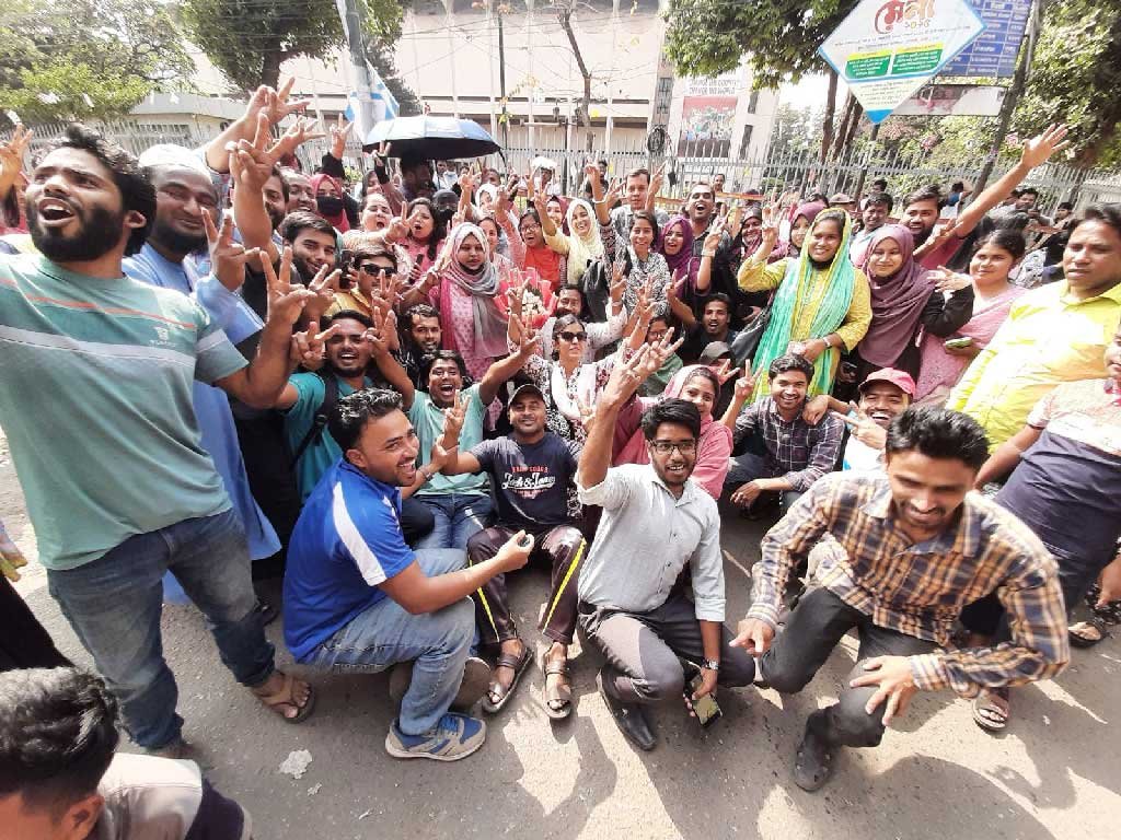 আন্দোলন প্রত্যাহার করে রাজধানী ছাড়ছেন প্রাথমিকের ৬৫৩১ শিক্ষক