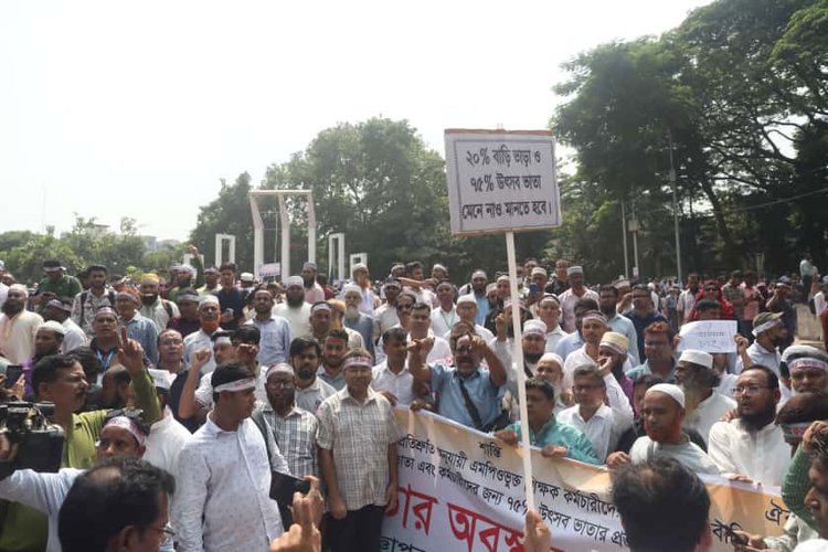 শহীদ মিনারের সামনে এমপিওভুক্ত শিক্ষক-কর্মচারীদের অবস্থান কর্মসূচি। ছবি: আজকের পত্রিকা