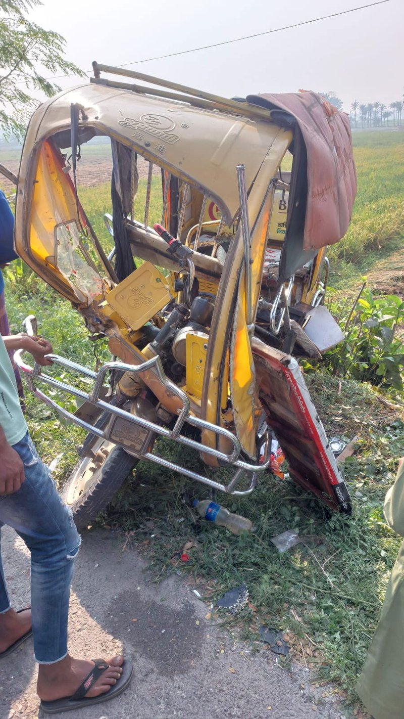 শিক্ষার্থীদের-বহনকারী-ব্যাটারি-চালিত-ইজিবাইক
