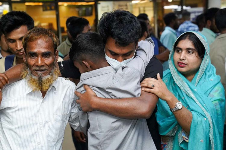 স্ক্যাম সেন্টারে বন্দী জীবন কাটানো বাংলাদেশিরা। ছবি: আজকের পত্রিকা।