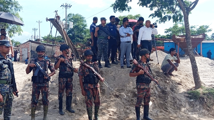 সিলেটের কোম্পানীগঞ্জ উপজেলার ভোলাগঞ্জ এলাকায় আজ বিপুল লুট করা পাথর উদ্ধার করা হয়। ছবি: আজকের পত্রিকা