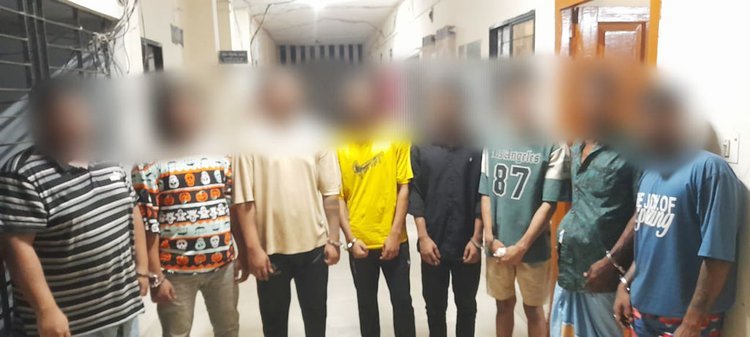 কাষ্টঘর সুইপার কলোনিতে বিশেষ অভিযান চালিয়ে ২৫ জনকে আটক করেছে পুলিশ। ছবি: আজকের পত্রিকা